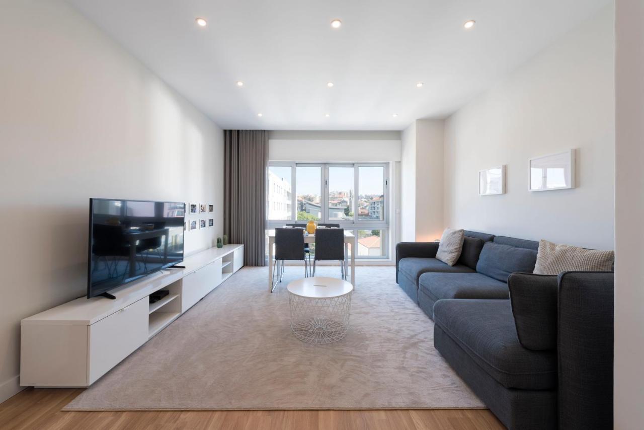 Lovelystay - Downtown Modern 2Br Flat With Free Parking 포르투 외부 사진